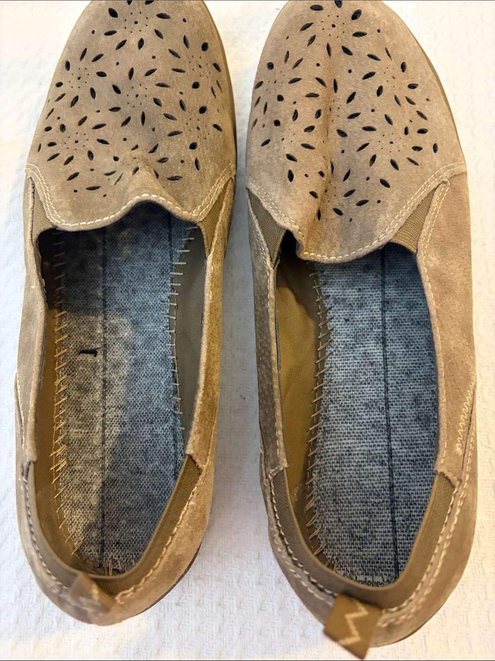 Earth Origins Sugar Leather Laser Cut Out Slip-On Loafers in Tan/Taupe Size 10 - Picture 14 of 16